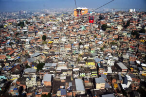 Complexo do Alemão, no Rio, tem ruas cobertas por telhados, e polícia vê ação de facção contra drones