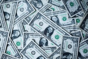 Dólar abre em leve alta com balanços e Fed no radar, e B3 atrasa abertura dos negócios