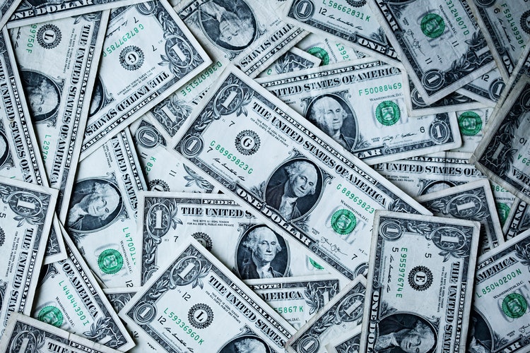 Dólar abre em leve alta com balanços e Fed no radar, e B3 atrasa abertura dos negócios