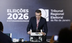 TRE-RJ exibe urna eletrônica e reforça segurança do voto