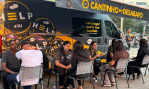 Voluntários levam apoio em saúde mental a vítimas e jovens