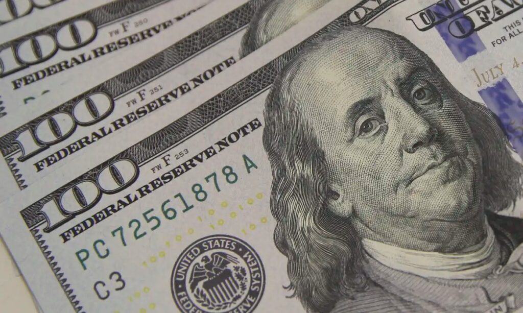Dólar sobe no dia com cautela antes do fim de semana, mas real aprecia em julho