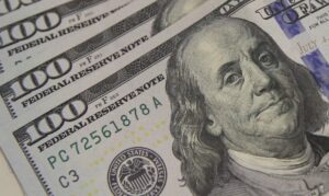 Dólar sobe no dia com cautela antes do fim de semana, mas real aprecia em julho