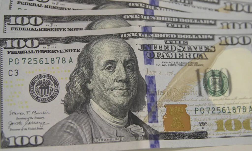 Dólar abre em alta com dados de inflação dos EUA no radar