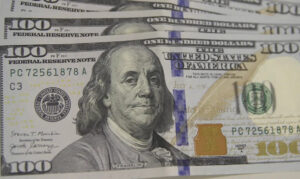 Dólar abre em alta com dados de inflação dos EUA no radar