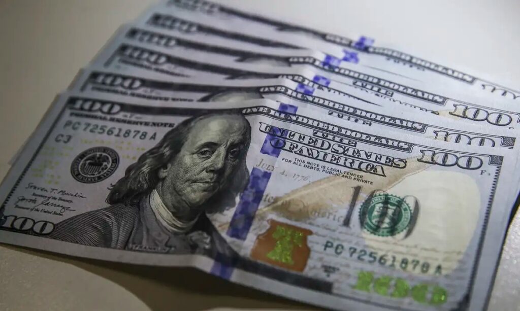 Dólar abre em alta com Oriente Médio no radar