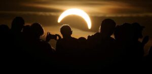 eclipse solar começa na Rússia e segue pela Europa