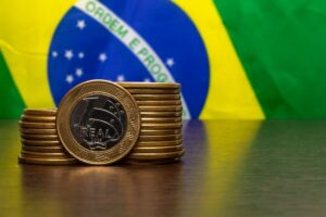 Brasil lidera ranking de juros reais mesmo após corte da Selic