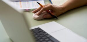 IA pressiona cursos online e acelera trapaça em universidades