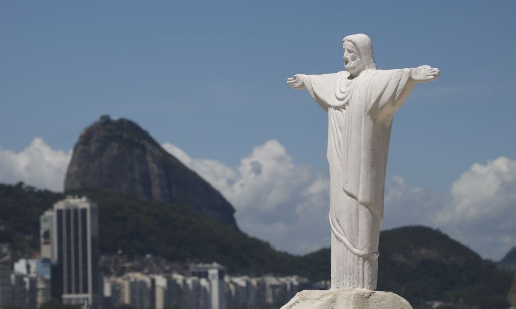 Explosão em prédio de Copacabana deixa quatro feridos