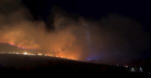 Dezenas de milhares de evacuados por incêndios florestais em Nevada, nos EUA