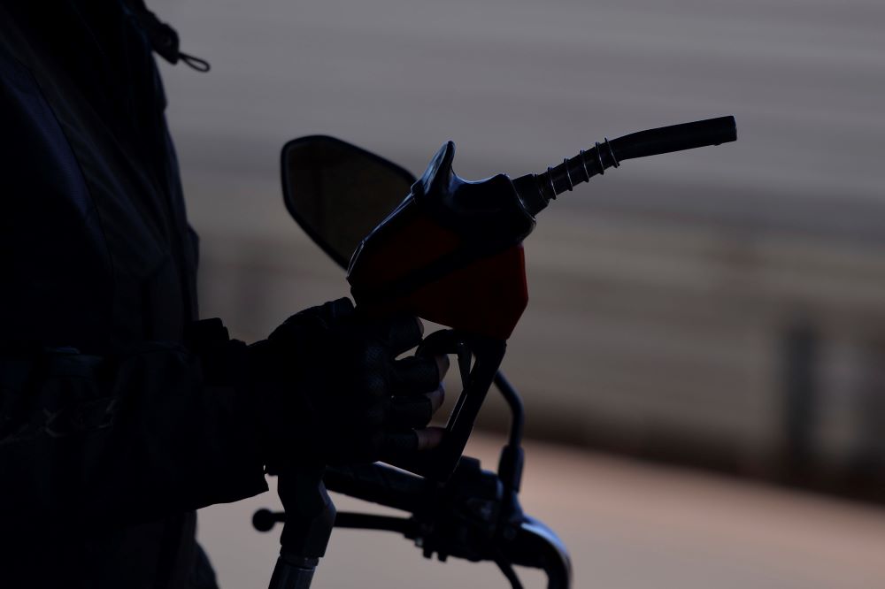 Gasolina sobe, gás de cozinha cai e diesel fica estável na última semana de julho, diz ANP