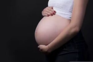 Metade das crianças grávidas com menos de 14 anos não recebe opção de aborto legal, diz pesquisa