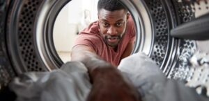 Máquina de lavar roupa cheirando mal? Dicas de limpeza pra evitar odor