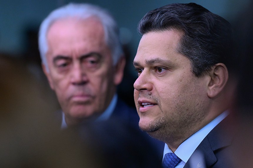 CCJ do Senado recebe PECs da escala 6×1 e da segurança pública