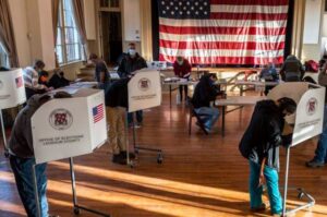 Democratas votam em estados-chave dos EUA em meio a disputa ideológica interna