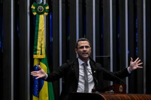 Cleitinho lamenta morte do irmão e diz estar em luto