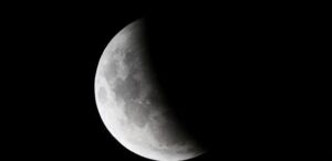Eclipse lunar 'quase total' deixa 96,2% da Lua escurecida