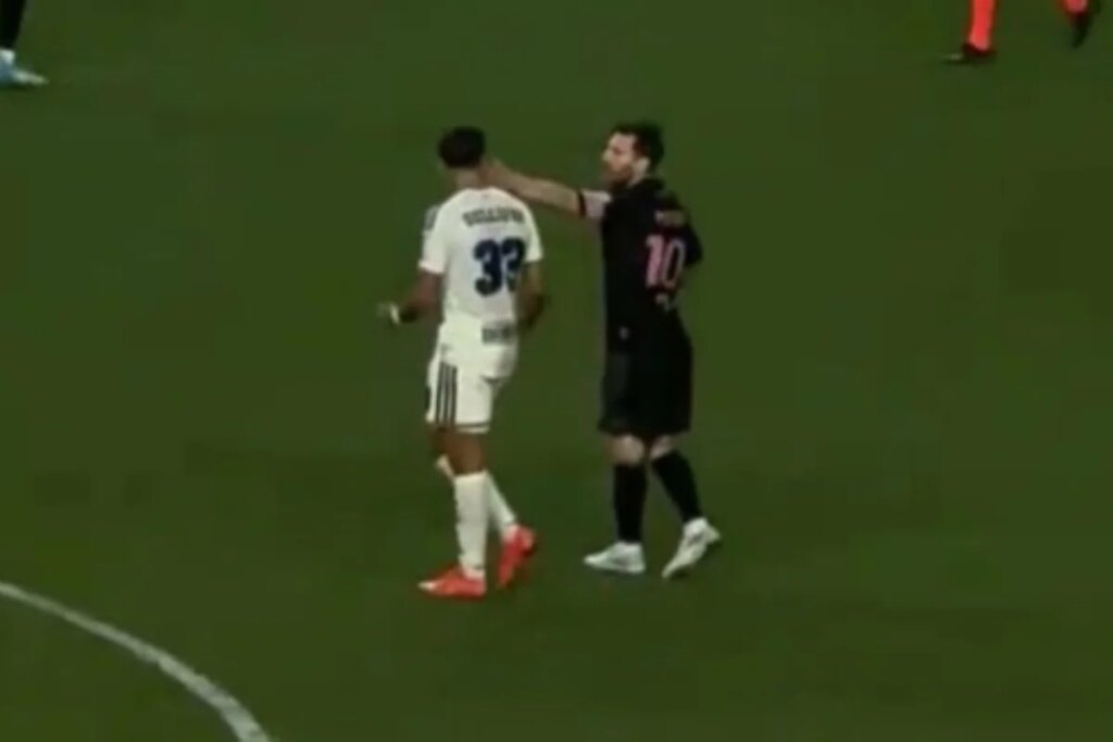 Lionel Messi dá tapa em adversário e gera confusão na MLS