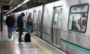Quatro horas em um trajeto de uma hora e meia: trabalhadores narram sufoco no 2º dia de greve dos trens