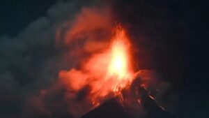 Erupção do Vulcão de Fogo força deslocamento de centenas de pessoas na Guatemala
