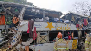 Acidente com ônibus de turismo deixa 9 mortos em Petrópolis