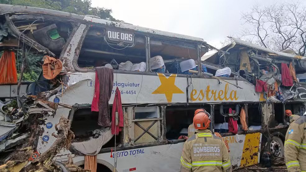 Acidente com ônibus de turismo deixa 9 mortos em Petrópolis