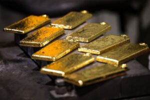 Ouro fecha em baixa, com sinais de dirigentes do Fed por alta de juros, e cai na semana
