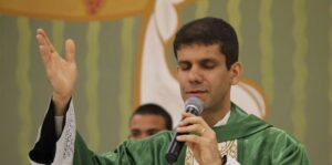 Quem é o padre do interior de SP excomungado após se juntar a fraternidade que desafia o papa