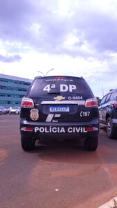 Homem é preso após tentar matar companheira a facadas no Guará