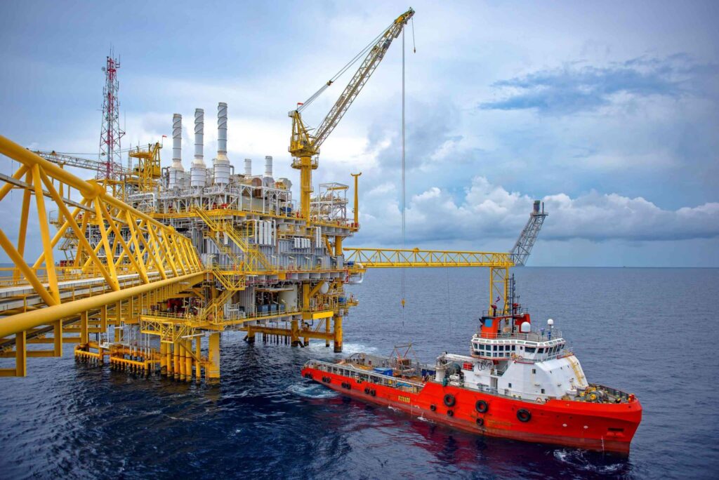 Petróleo supera US$ 90 pela primeira vez no mês com indefinição sobre liberação de Hormuz