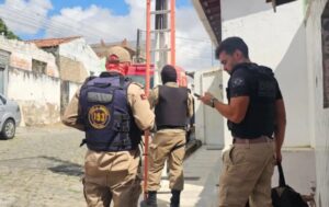 Polícia retira câmeras instaladas em postes por organizações criminosas na Paraíba