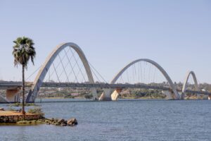 Óleo na pista trava Ponte JK e complica trânsito rumo ao Plano Piloto