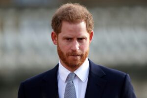 Príncipe Harry e outros famosos terão que pagar quase R$ 67 milhões ao Daily Mail