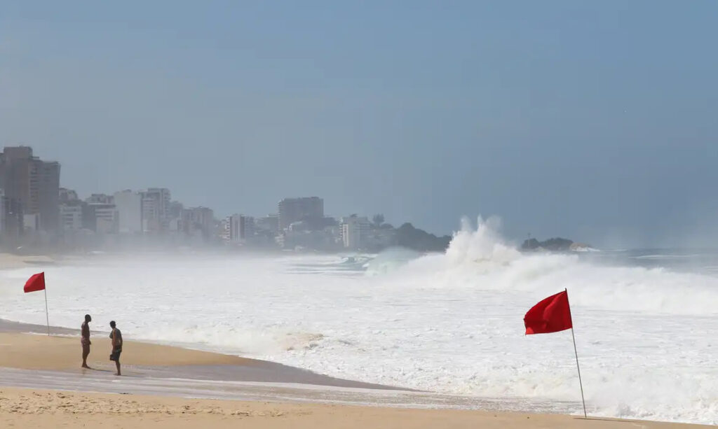 Rio terá dia frio com chuva e ressaca no mar
