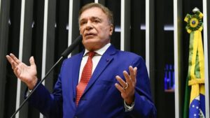 Álvaro Dias desiste da disputa ao Senado pelo Paraná após liderar pesquisas