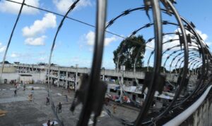 Presídios do RJ apreendem miniantena, drogas e celulares em Bangu