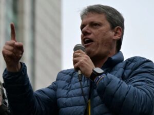 Tarcísio diz que apresentará projeto de lei para manter empregos da CPTM e encerrar a greve