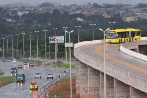 Taxistas do DF passam a circular no corredor do BRT Sul