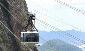 Ventania fecha Cristo, bondinho e pontos turísticos no Rio