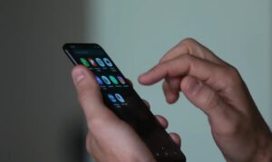Escolas ampliam debate sobre telas, saúde mental e IA