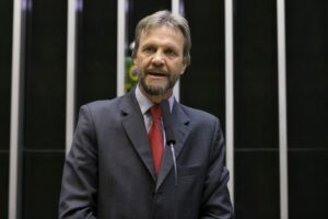 Pedro Uczai, líder do PT na Câmara, sofre AVC durante reunião na Casa