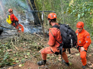 Helicóptero cai em área de mata no Rio e deixa quatro mortos