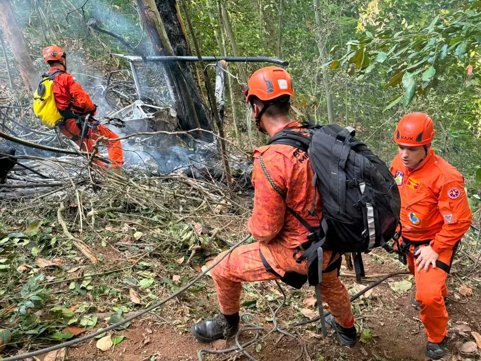 Helicóptero cai em área de mata no Rio e deixa quatro mortos