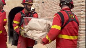 Bombeiros resgatam das chamas restos mortais dos primeiros reis de Aragão, na Espanha
