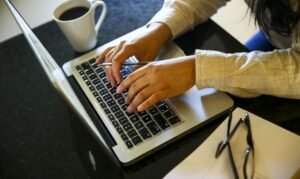 Home office se mantém em patamar superior ao pré-pandemia no Brasil
