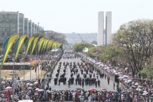 Público madruga para acompanhar desfile de 7 de Setembro em Brasília