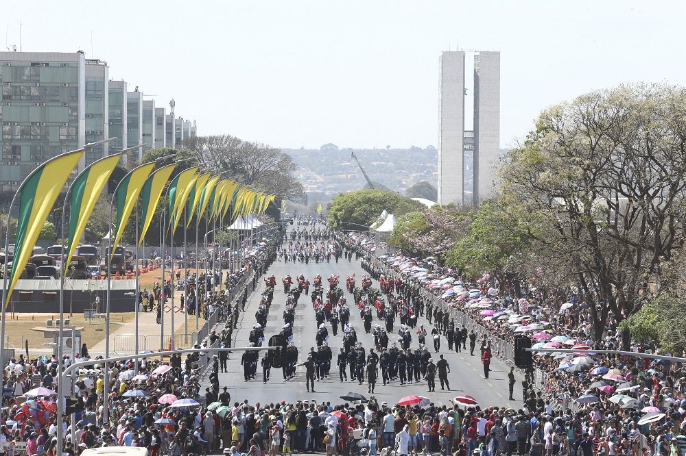 Público madruga para acompanhar desfile de 7 de Setembro em Brasília