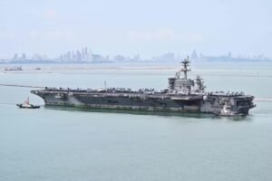 Porta-aviões USS Abraham Lincoln chega à Tailândia após 9 meses no mar