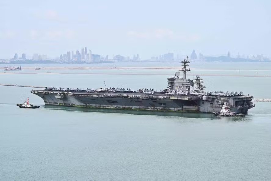 Porta-aviões USS Abraham Lincoln chega à Tailândia após 9 meses no mar